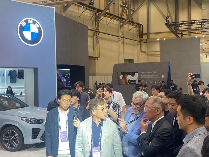 정의선 현대차그룹 회장이 부산모빌리티쇼 BMW 부스를 살펴보고 있다. 사진=이찬우 기자