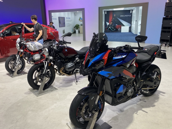 BMW 모토라드 (오른쪽부터)뉴 M 1000 XR, 뉴 R 12 nineT, 뉴 R 12. 사진=이찬우 기자