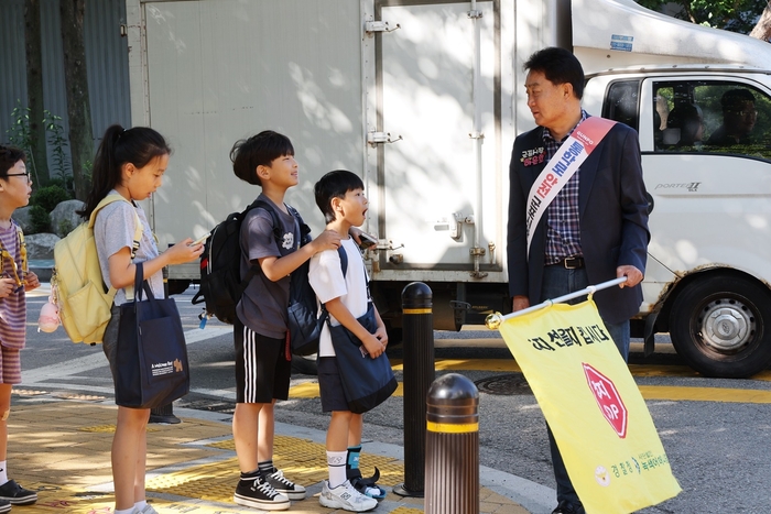 하은호 군포시장 26일 흥진초등학교 등굣길 교통봉사