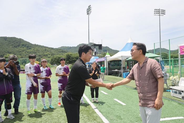 유진선 대경대 이사장(설립자) 26일 대경대 여자축구부 선수-감독 격려