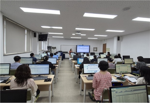 [한국사회보장정보원 전영임 전문강사가 강원지역 복지시설 종사자를 대상으로 교육을 하고 있다./한국사회보장정보원]