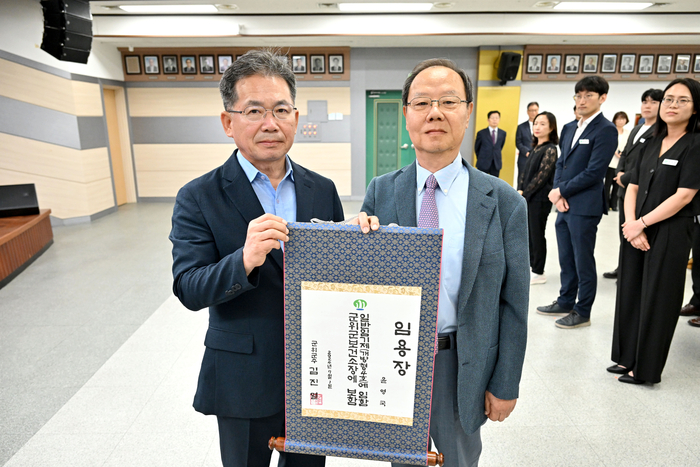 윤영국 보건소장사령장수여