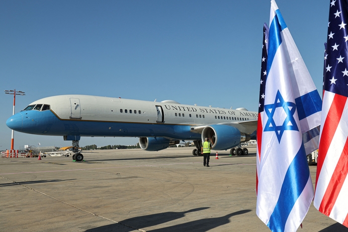 토니 블링컨 장관이 도착한 텔아비브 벤 구리온 국제공항에 미국과 이스라엘 국기가 내걸린 모습..AFP/연합뉴스