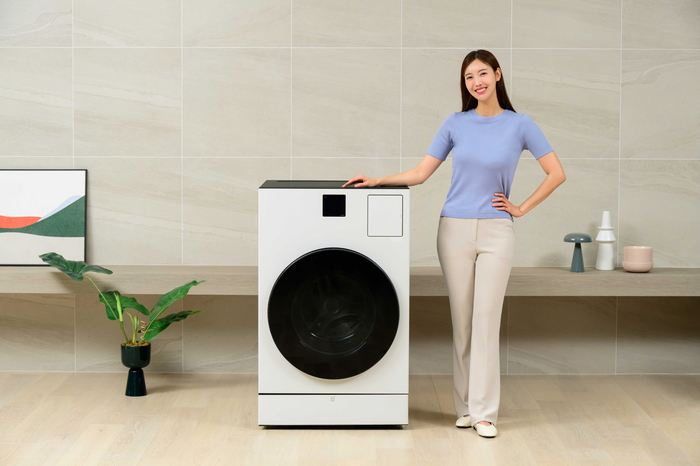 삼성전자 모델이 올인원 세탁건조기 '비스포크 AI 콤보' 신제품을 소개하고 있다.