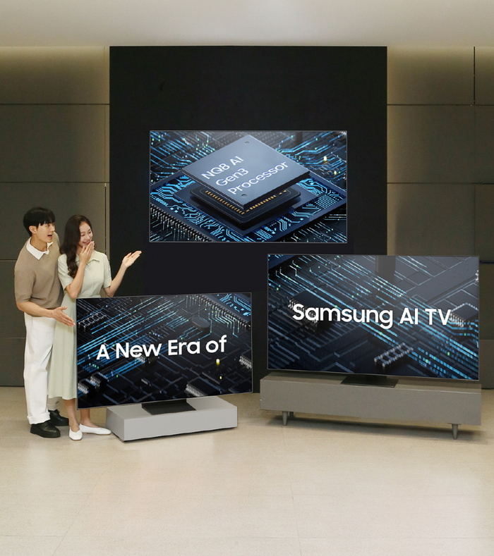 삼성전자 모델이 AI 기능 탑재된 초대형 프리미엄 TV 신제품을 소개하고 있다. 사진=삼성전자 제공