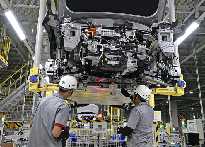 현대차 인도네시아 공장(HMMI)에서 시범 생산중인 더 뉴 코나 일렉트릭의 차체 하부에 배터리를 체결하는 모습.