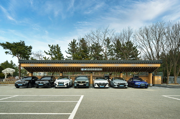 강릉 주문진에 마련된 BMW '차징 스테이션' 전경.
