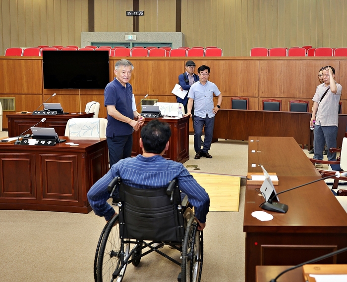 서창수-김태흥 의왕시의원 3일 휠체어 타고 공공시설 방문