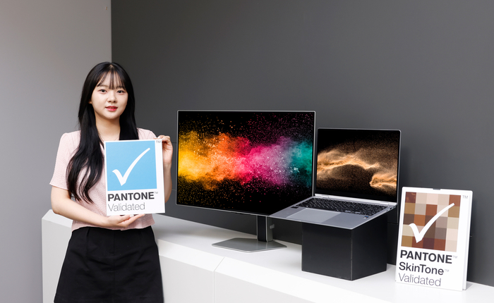 삼성디스플레이 모델이 팬톤 인증을 받은 노트북·모니터 패널을 소개하고 있다. 사진=삼성디스플레이 제공