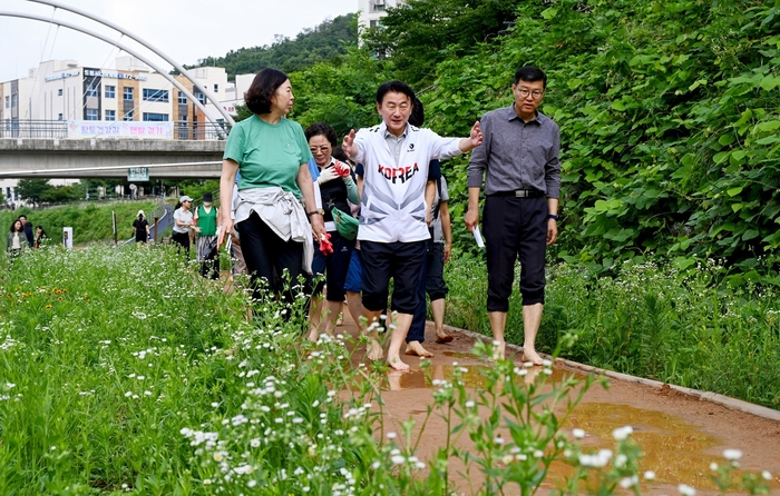 김동근 의정부시장 5일 민락천 황토길 걸으며 시민과 소통