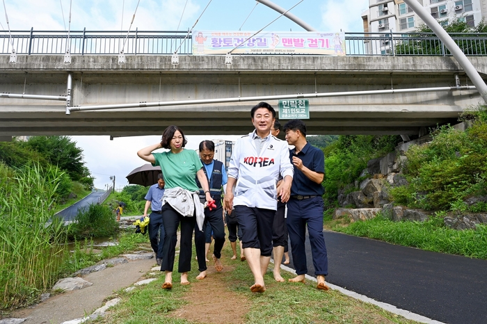 김동근 의정부시장 5일 민락천 황토길 걸으며 시민과 소통