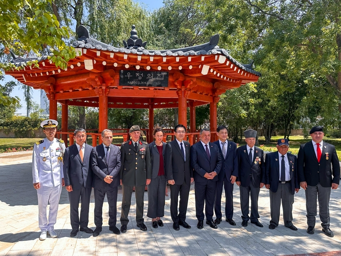 지난달 25일(현지시간) 열린 '한국전쟁 74주년 추모행사'에 참석한 한-튀르키예 주요 인사들이 한국공원 내 전통 한국식 정자인 '우정의 집' 앞에