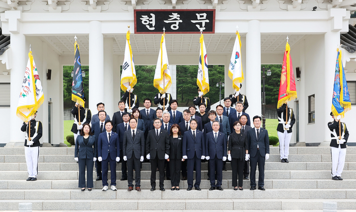 제12대 후반기 의장단·상임위원장 호국원 참배