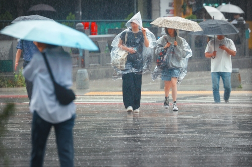 우산을 쓴 시민들이 이동하고 있다.