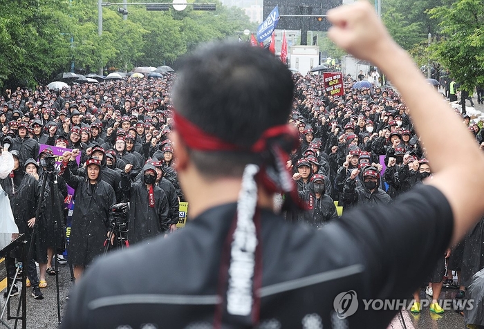 8일 오전 경기도 화성시 삼성전자 화성사업장 앞에서 열린 전국삼성전자노동조합 총파업 결의대회에서 조합원들이 구호를 외치고 있다.