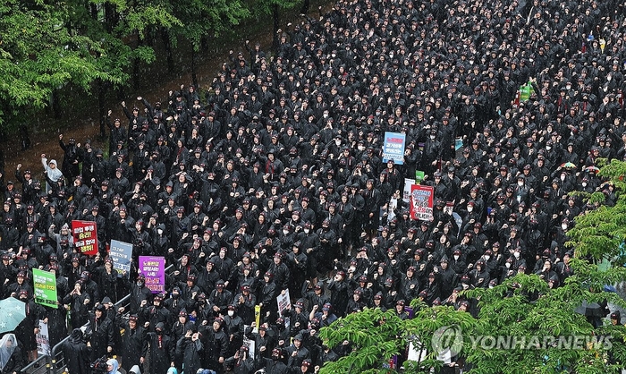 8일 오전 경기도 화성시 삼성전자 화성사업장 앞에서 열린 전국삼성전자노동조합 총파업 결의대회에서 조합원들이 구호를 외치고 있다.