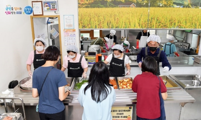 양평군의회 9일 장애인복지관 배식봉사 실시