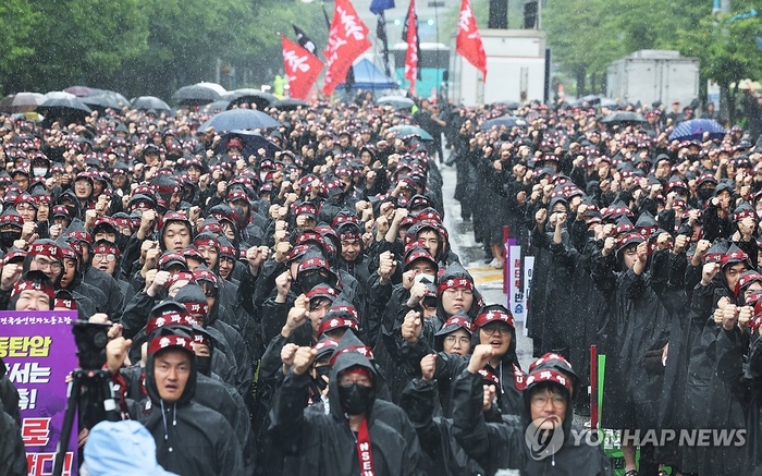 8일 오전 경기도 화성시 삼성전자 화성사업장 앞에서 열린 전국삼성전자노동조합 총파업 결의대회에서 조합원들이 구호를 외치고 있다.