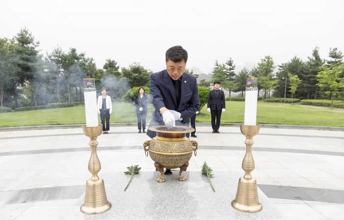 김재국 제9대 안산시의회 후반기 부의장 11일 현충탑 분향