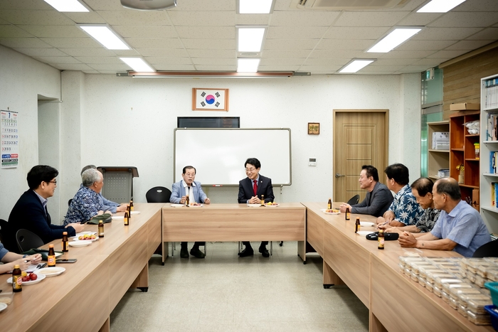 조성대 남양주시의회 의장 11일 대한노인회 남양주시 수동면 분회 예방