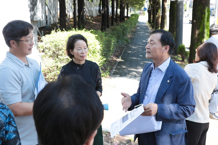 박태순 안산시의회 의장 10일 성호공원 주차장 시설개선 공사현장 점검