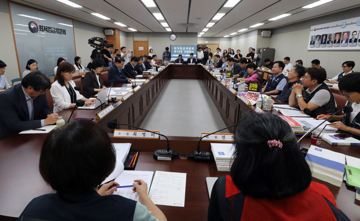 11일 오후 정부세종청사 최저임금위원회 회의실에서 열린 제10차 전원회의