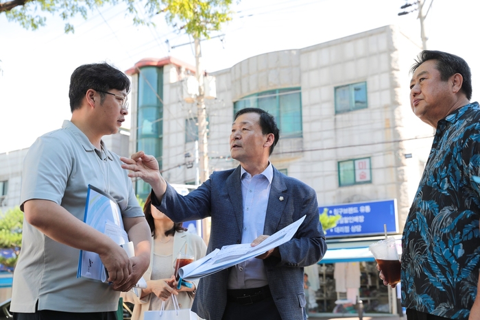 박태순 안산시의회 의장 10일 성호공원 주차장 시설개선 공사현장 점검