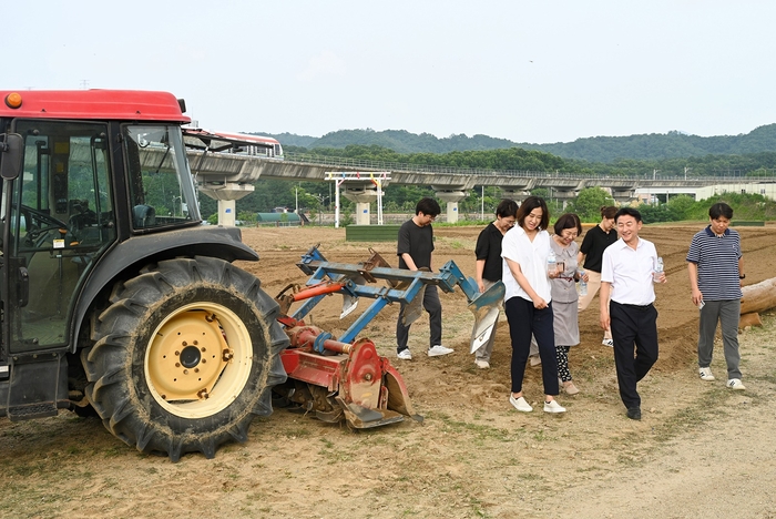 의정부시 12일 신곡동 신곡새빛정원에서 해바라기 파종행사 개최