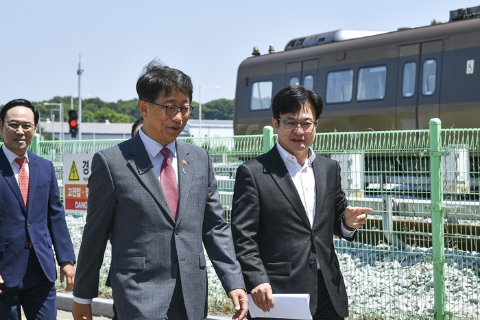 김병수 김포시장(오른쪽) 박상우 국토부장관에게 김포시 교통현안 건의