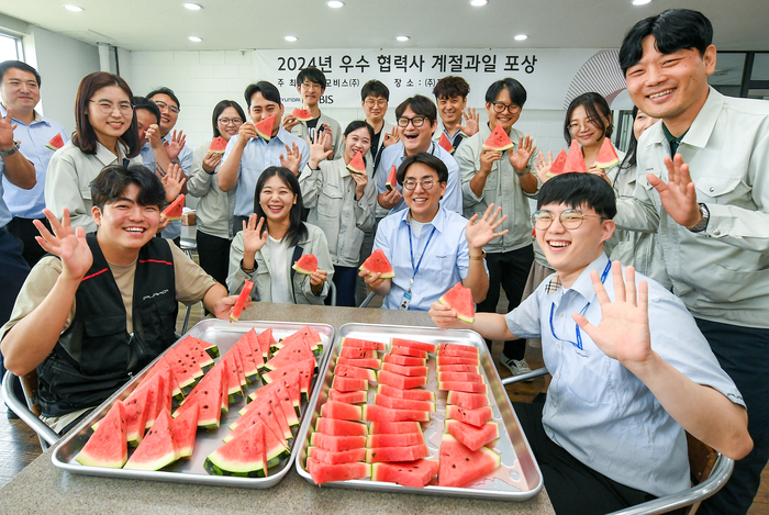 현대모비스가 주요 협력사에 상생의 의미를 담아 계절 과일을 전달했다. 수박을 받은 협력사 직원들이 기념촬영을 하고 있다.