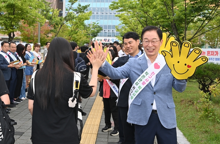 경북교육청, 등굣길 학생 마음건강 지원 캠페인 실시