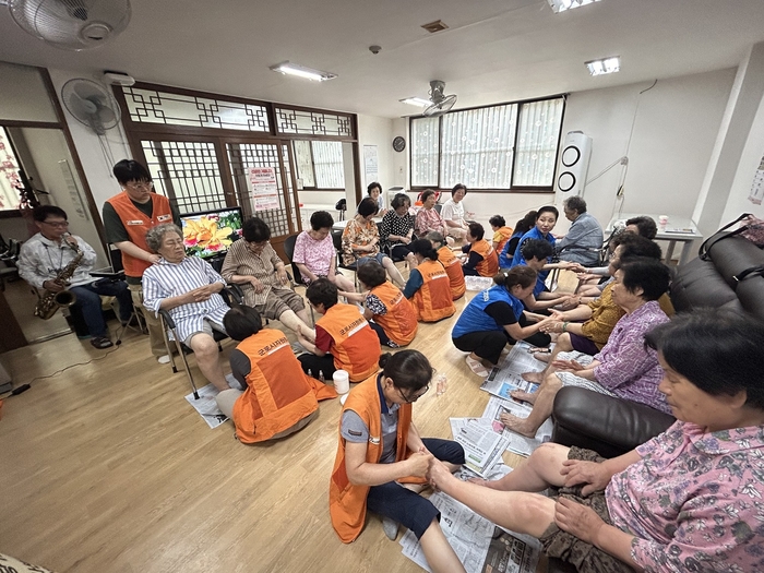 군포시 오금동 주민자치회 '경로당 안마봉사' 현장