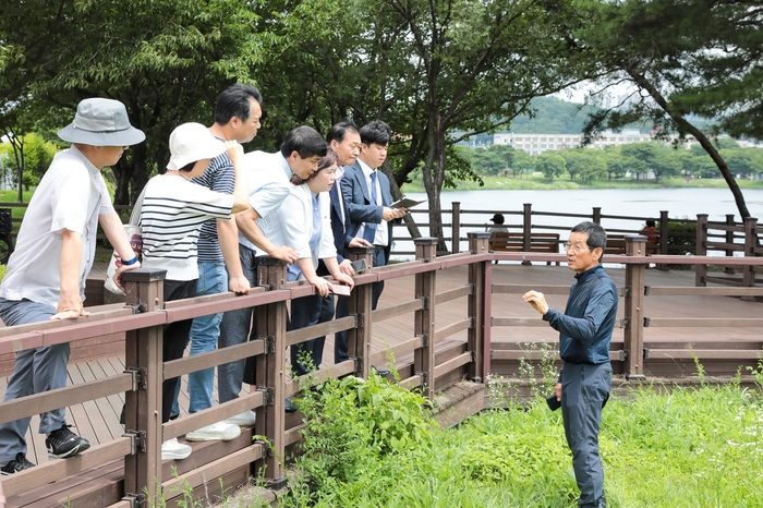 안산시의회 박태순 의장-박은정 도시환경위원장-안산환경운동연합 관계자 16일 안산 화랑유원지 내 화랑호수 현장의정