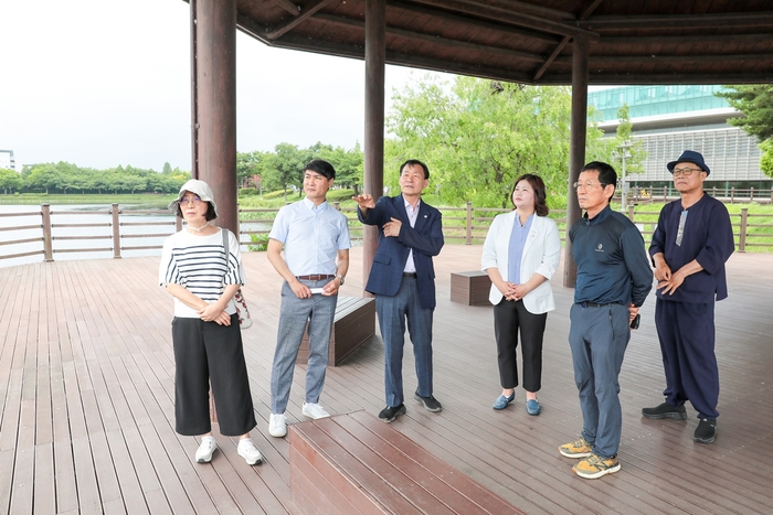 안산시의회 박태순 의장-박은정 도시환경위원장-안산환경운동연합 관계자 16일 안산 화랑유원지 내 화랑호수 현장의정