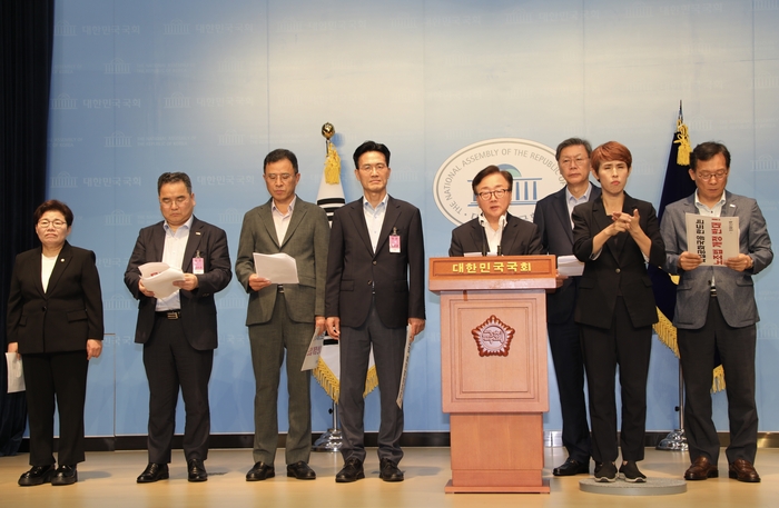 18일 국회 소통관에서 진행된 '노동조합법 개정 반대 경제6단체 공동성명' 발표 현장에서 임이자 국민의힘 의원, 박양균 중견련 상무, 박성환 무협 