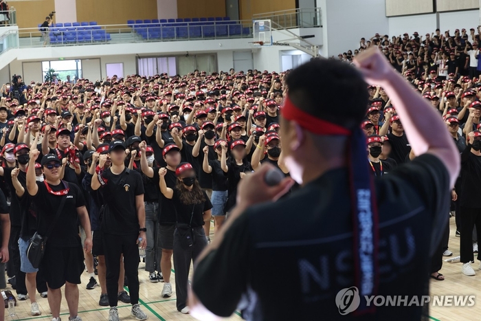 22일 오전 경기도 용인시 삼성전자 기흥캠퍼스 세미콘 스포렉스에서 열린 전국삼성전자노동조합 총파업 승리 궐기대회에서 조합원들이 구호를 외치고