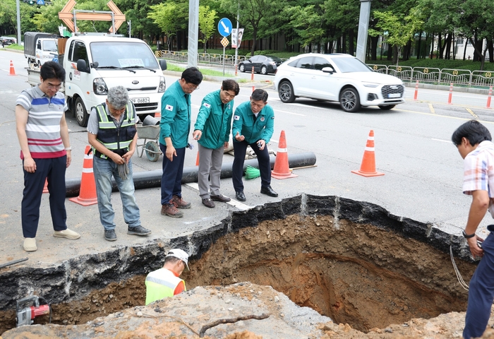 김운남 고양특례시의장 23일 대화동 땅꺼짐 현장 확인