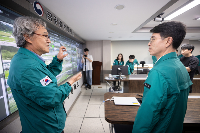 김완섭 신임 환경부장관이 25일 충남 공주시 소재 금강홍수통제소를 방문하여 장마기간 호우 대처 상황을 보고받고