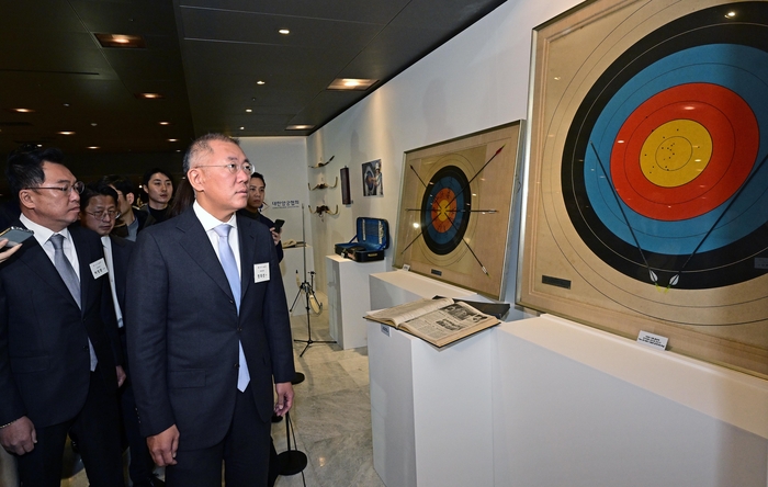 작년 12월 '2023 한국 양궁 60주년 기념 행사' 현장을 찾은 정의선 현대차그룹 회장이 한국 양궁의 역사가 담긴 전시물들을 둘러보고 있다.