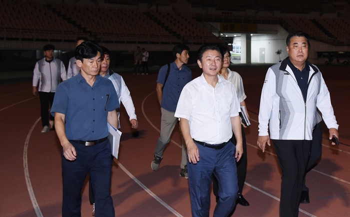 김동근 의정부시장 의정부종합운동장 육상트랙 야간 개방 현장점검