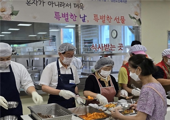 정종복 기장군수, 중복 '정관노인복지관' 배식 봉사