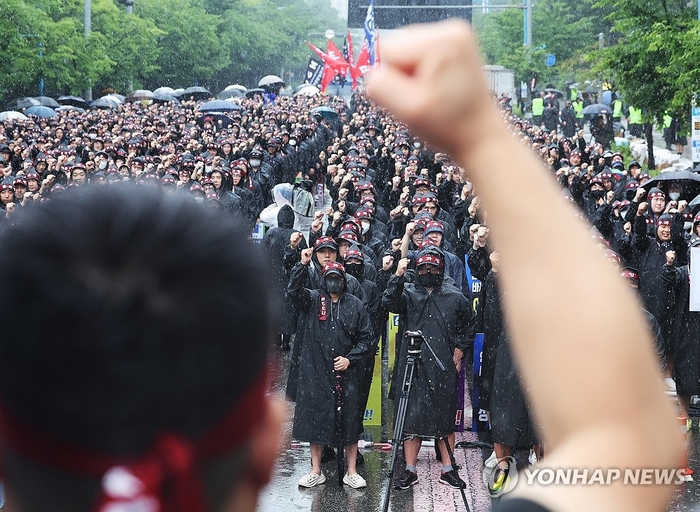 자료사진. 8일 오전 경기도 화성시 삼성전자 화성사업장 앞에서 열린 전국삼성전자노동조합 총파업 결의대회에서 조합원들이 구호를 외치고 있다.