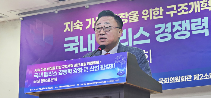 국회의원회관 제2소회의실에서 열린 '국내 팹리스 경쟁력 강화 및 산업 활성화 정책 토론회'에서 개회사를 전하는 고동진 국민의힘 의원. 사진=박규