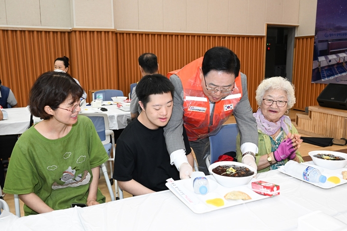 강수현 양주시장 29일 '사랑의 자장면 나눔' 행사 봉사방문