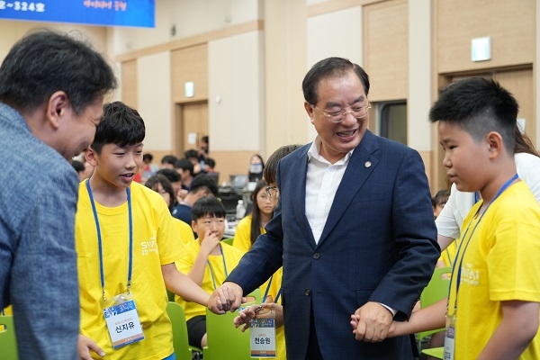 하윤수 부산시교육감 “미래 사회 정보 처리+협력적 소통 역량 중요