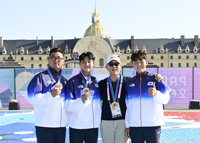 대한민국 남자 양궁 국가대표(김우진, 이우석, 김제덕)와 현대차그룹 정의선 회장(오른쪽 둘째)이 29일(현지시간) 파리 대회 남자양궁 단체전에서 금메