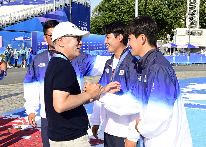 현대차그룹 정의선 회장(왼쪽 둘째)이 29일(현지시간) 파리 대회 남자양궁 단체전에서 금메달을 딴 국가대표 김제덕(오른쪽) 선수와 손을 맞잡고 축하