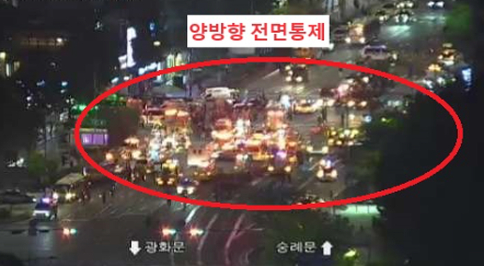 1일 오후 9시 30분께 서울 시청역 인근 교차로에서 차량이 인도로 돌진하는 사고가 발생, 현장 일대 도로가 전면 통제되고 있다.서울교통정보포털 캡처/