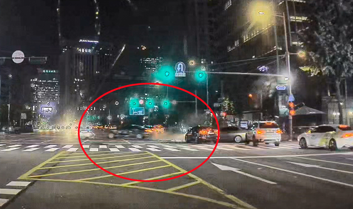 차량 블랙박스에 기록된 서울시청역 인근 대형 교통사고 상황