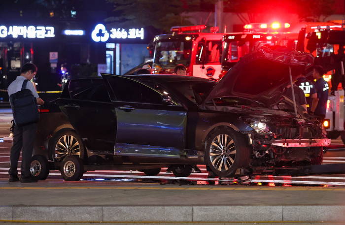 대형 교통사고가 발생한 서울 시청역 인근 교차로에서 경찰이 완전히 파괴된 차량 한 대 주변을 통제하고 있다.연합뉴스